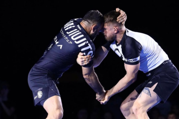 Waarom een MMA rashguard onmisbaar is voor elke vechter