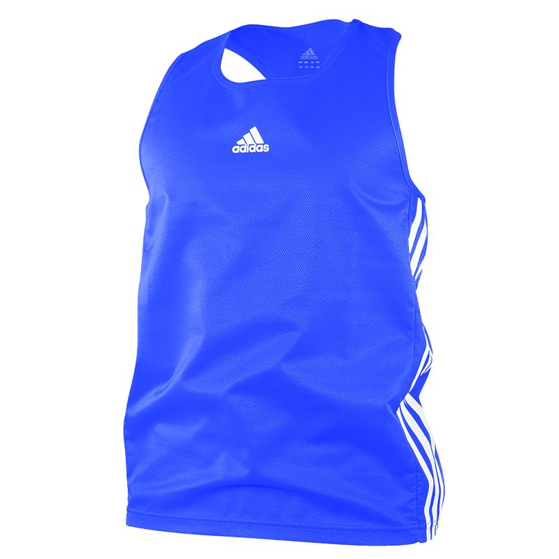 Blauwe lichtgewicht bokstanktop van Adidas, met het Adidas-logo op de voorkant en witte strepen langs de zijkanten.