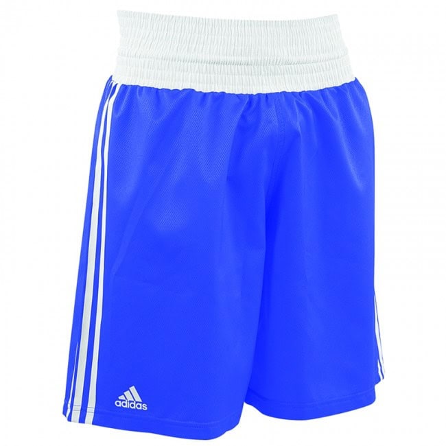 Blauwe adidas boksshort met brede elastische witte tailleband en witte strepen langs de zijkant. Lichtgewicht en ademend materiaal voor optimale bewegingsvrijheid.