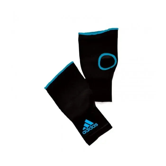 Zwarte Adidas handbeschermers met blauwe accenten en logo, één met duimgat zichtbaar.