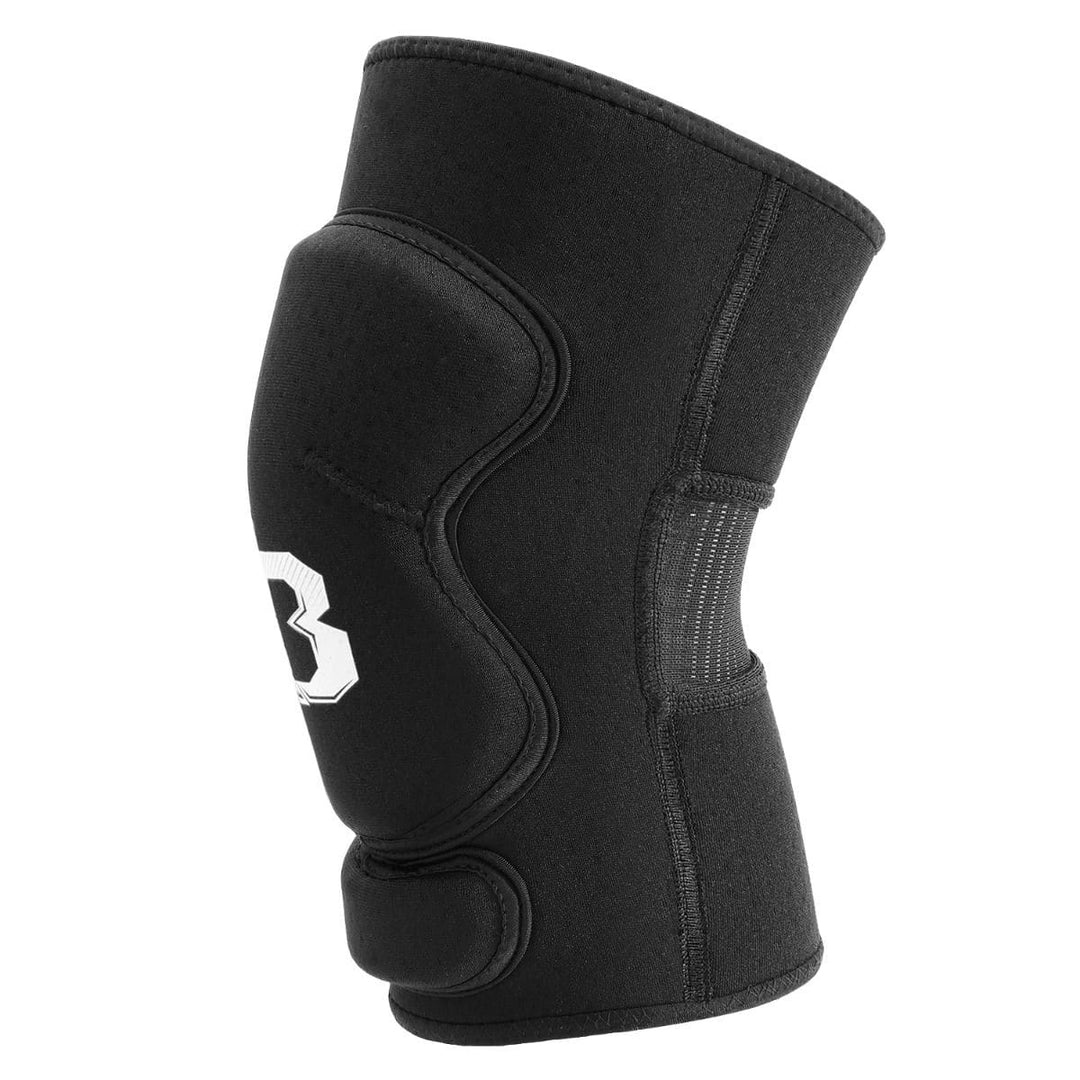 Set Booster kniebeschermers zwart, schuin van voren gefotografeerd met wit Booster-logo en ergonomische pasvorm