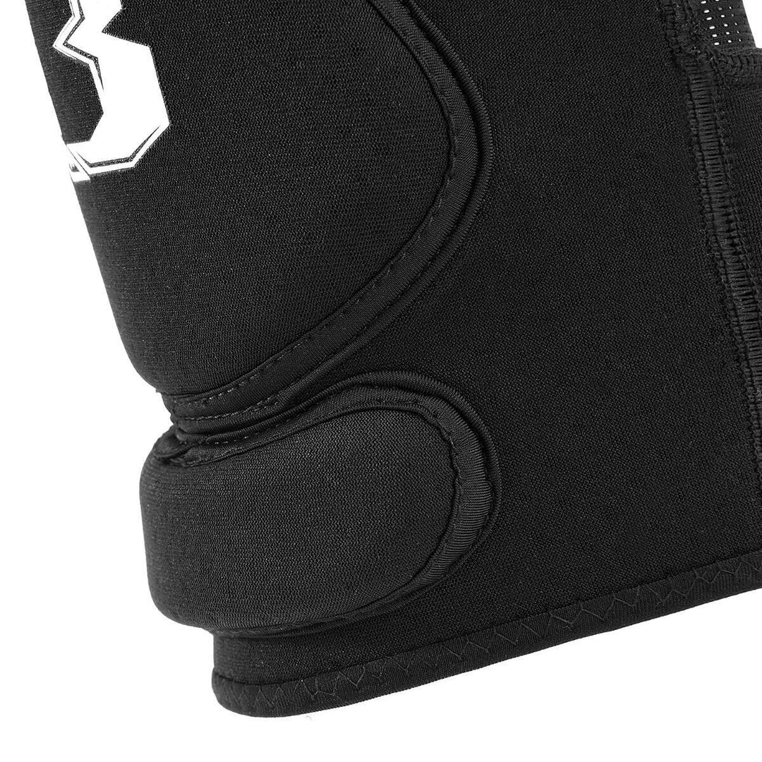Set Booster kniebeschermers zwart, recht van voren gefotografeerd met wit Booster-logo en dikke padding voor optimale bescherming
