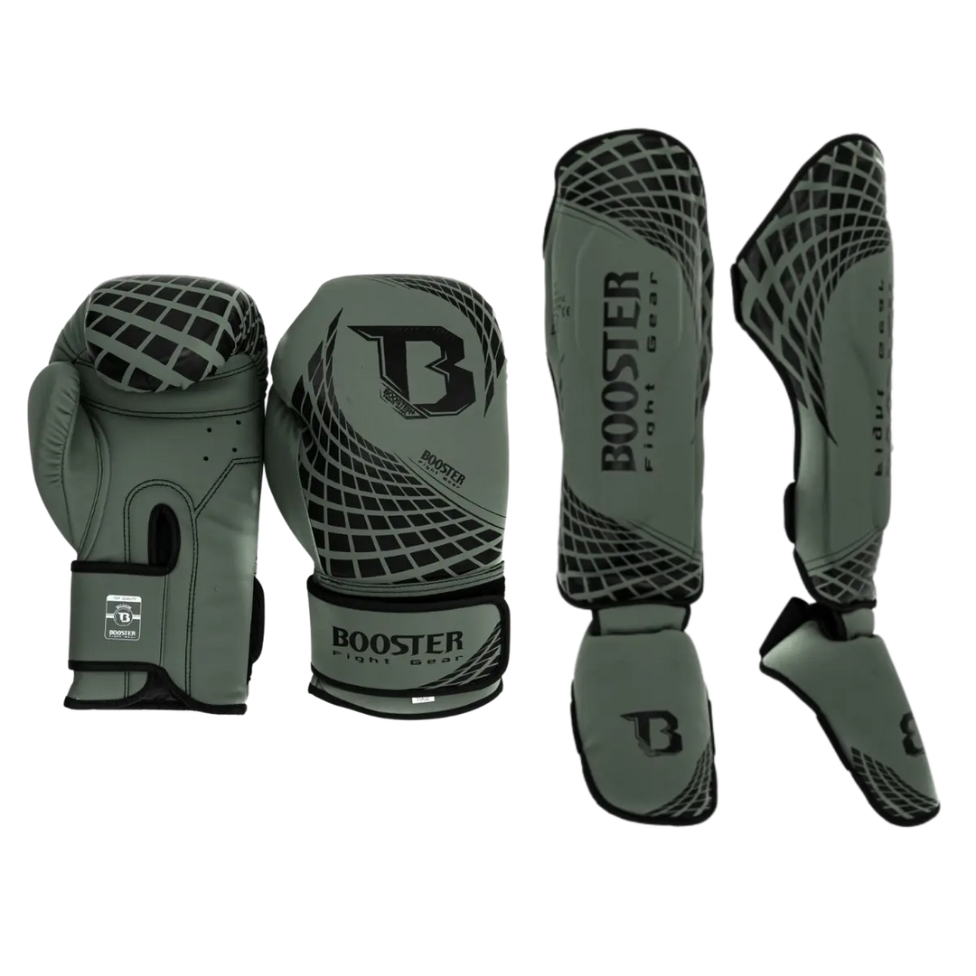 Groene Booster Cube vechtsportset met bokshandschoenen en scheenbeschermers, voorzien van zwart rasterpatroon en duidelijk zichtbaar Booster-logo.