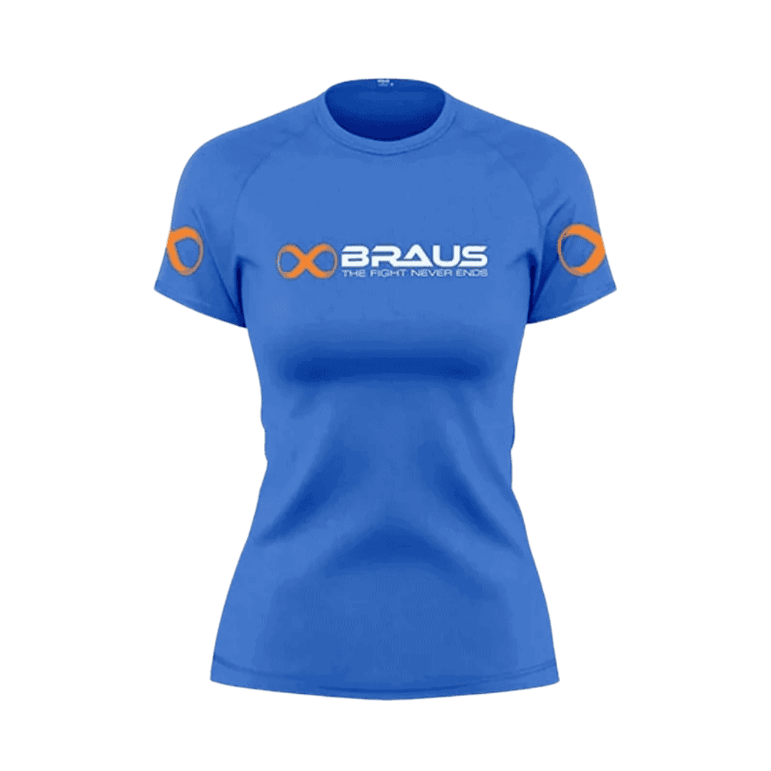 Een productafbeelding van een blauwe damesrashguard met korte mouwen van Braus. Het shirt toont oranje logo's op de mouwen en borst, met de tekst "Braus - The Fight Never Ends".