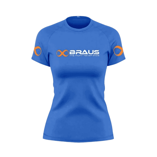 Een productafbeelding van een blauwe damesrashguard met korte mouwen van Braus. Het shirt toont oranje logo's op de mouwen en borst, met de tekst "Braus - The Fight Never Ends".