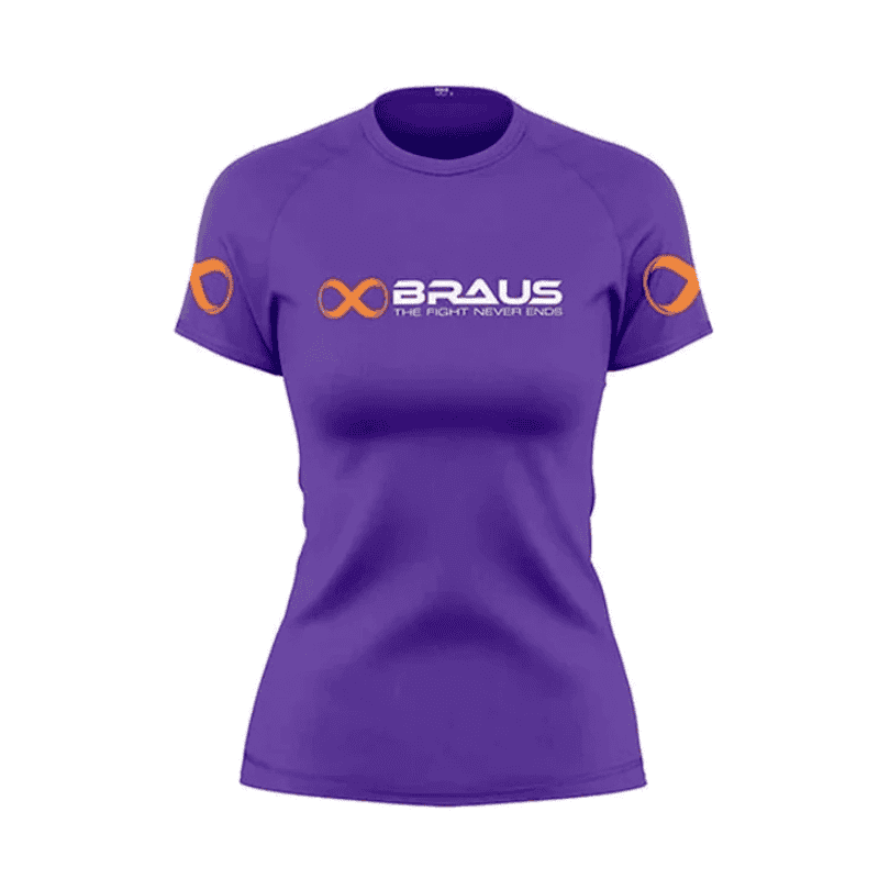 Vrouwelijke vechter draagt paarse Braus rashguard tijdens intensieve vechtsporttraining