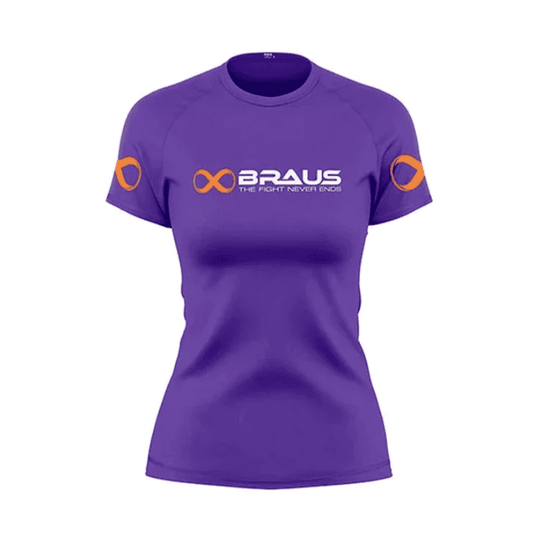 Vrouwelijke vechter draagt paarse Braus rashguard tijdens intensieve vechtsporttraining