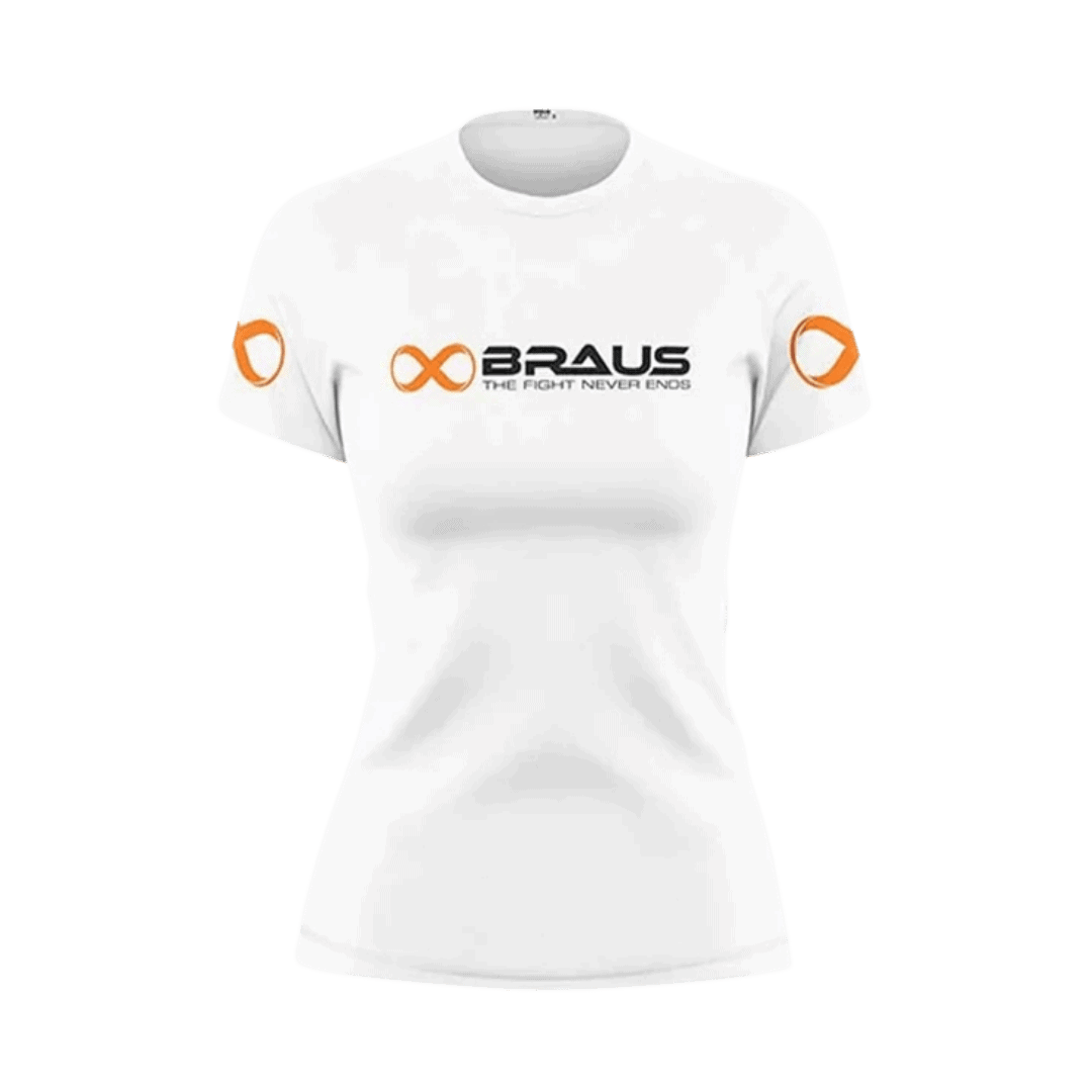 Een productafbeelding van een witte damesrashguard met korte mouwen van Braus. Het shirt toont oranje logo's op de mouwen en borst, met de tekst "Braus - The Fight Never Ends".