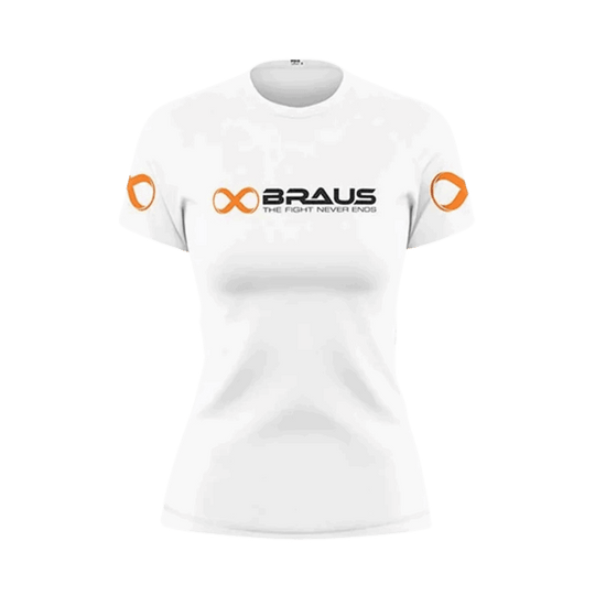 Een productafbeelding van een witte damesrashguard met korte mouwen van Braus. Het shirt toont oranje logo's op de mouwen en borst, met de tekst "Braus - The Fight Never Ends".