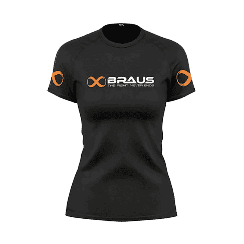 Vrouwelijke vechter draagt blauwe Braus rashguard tijdens vechtsporttraining in de gym