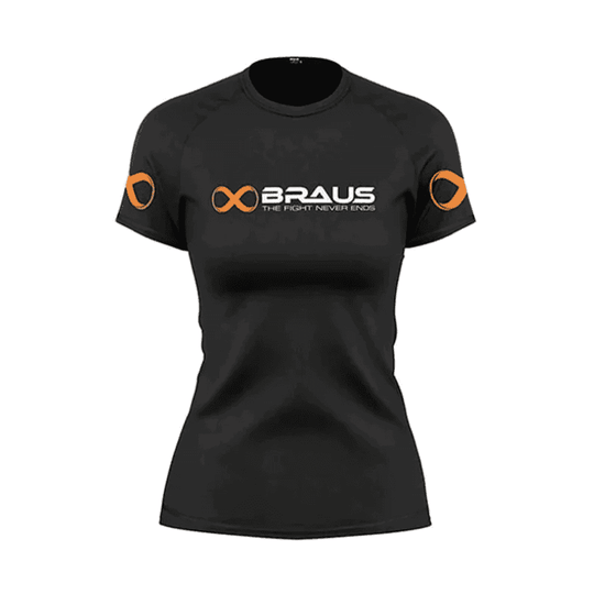 Vrouwelijke vechter draagt blauwe Braus rashguard tijdens vechtsporttraining in de gym