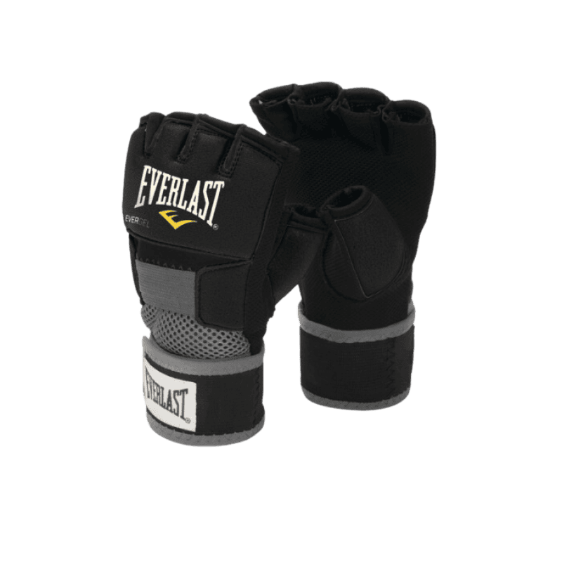 Een paar zwarte Everlast binnenhandschoenen met Evergel-technologie, ontworpen voor extra knokkelbescherming. De handschoenen hebben een grijze en zwarte polsband met klittenbandsluiting en bieden een open vingertopontwerp voor flexibiliteit. Het Everlast-logo is zichtbaar op de bovenzijde van de handschoenen.