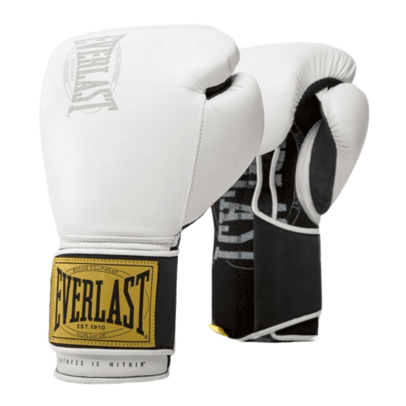 Een paar witte Everlast bokshandschoenen uit de 1910 Classic Training-serie, met een geel en zwart Everlast-logo op de polsband. De handschoenen hebben een strak ontwerp en stevige polssteun, ideaal voor training en boksactiviteiten.