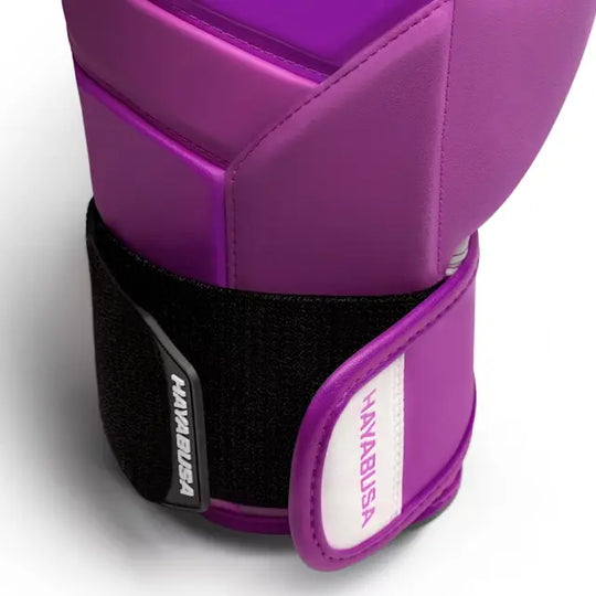 Close-up van neon paarse Hayabusa T3 Kanpeki bokshandschoen met zwarte klittenbandsluiting en wit logo.