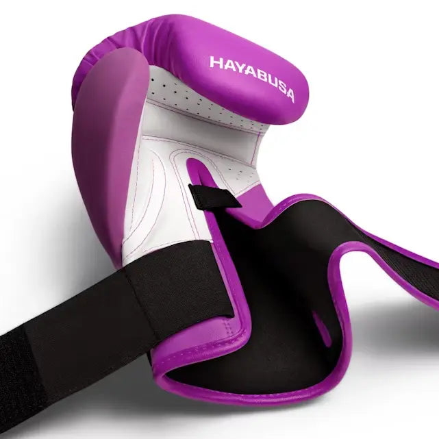 Binnenkant van neon paarse Hayabusa T3 Kanpeki bokshandschoen met witte binnenvoering en zwarte klittenbandsluiting.