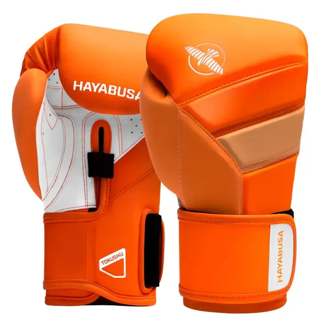 Close-up van oranje Hayabusa S4 bokshandschoenen met klittenbandsluiting en Tokushu logo zichtbaar