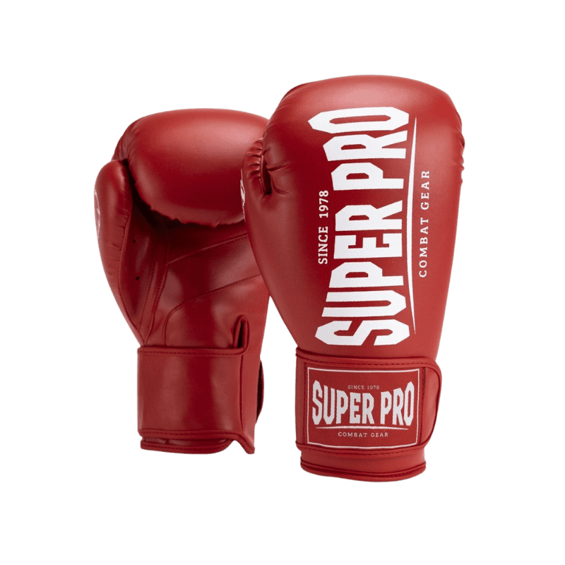 Een set rode Super Pro bokshandschoenen, zowel de voor- als achterzijde zichtbaar. De opvallende witte merknaam "Super Pro Combat Gear" staat centraal op de voorzijde van de handschoen, terwijl de achterzijde de stevige afwerking en polsondersteuning laat zien.