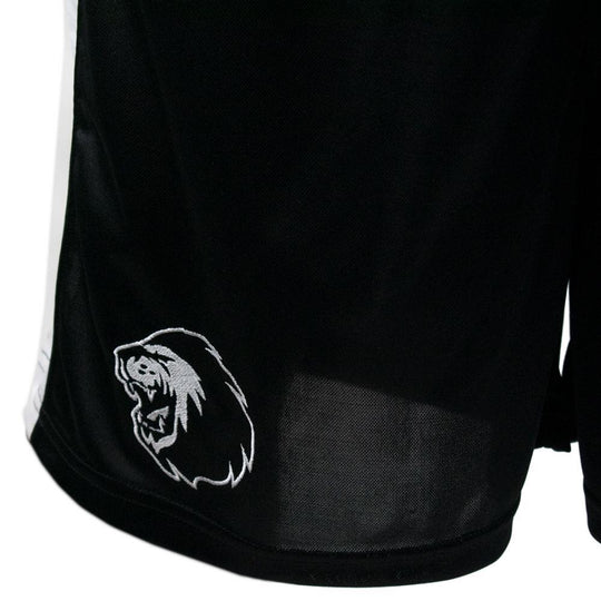 Close-up van het witte leeuwenlogo, geplaatst op de rechteronderkant van de zwarte Super Pro boksshort.