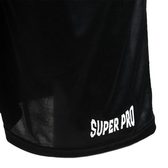 Close-up van de linkeronderkant van de zwarte Super Pro boksshort, met het merklogo "Super Pro" in witte letters op de zoom.