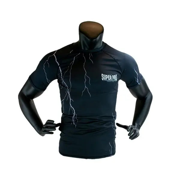 Vooraanzicht van het Super Pro Combat Gear Compression Shirt Thunder met korte mouwen in zwart en grijs design.