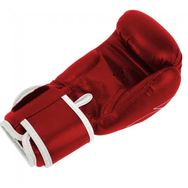 Rode kinder kickbokshandschoen met witte bies en klittenbandsluiting, binnenzijde zichtbaar.