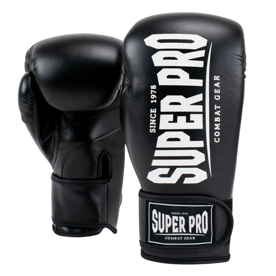 Super Pro Champ bokshandschoenen zwart, liggend op een witte achtergrond