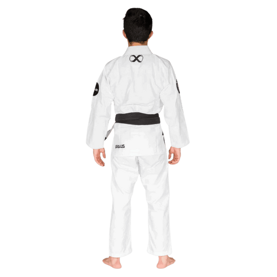 Een afbeelding van de achterkant van een witte BJJ Gi met het "The Fight Never Ends"-thema, inclusief een zwart logo op de rug en een zwarte band.