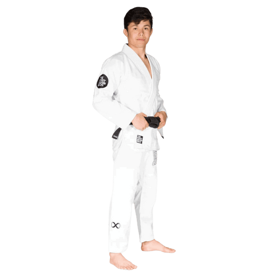 Een afbeelding van de zijkant van een witte BJJ Gi. De man draagt een zwarte band en staat rechtop met een zelfverzekerde houding.