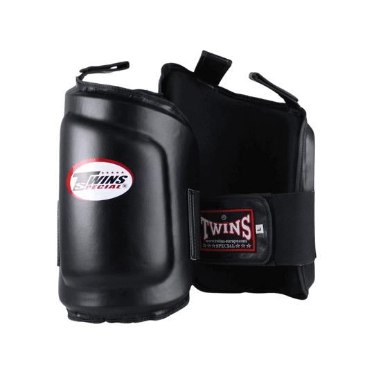: Achteraanzicht van de Twins beenbeschermers, met stevige klittenbandsluitingen voor een veilige pasvorm en comfortabele grip tijdens gebruik.