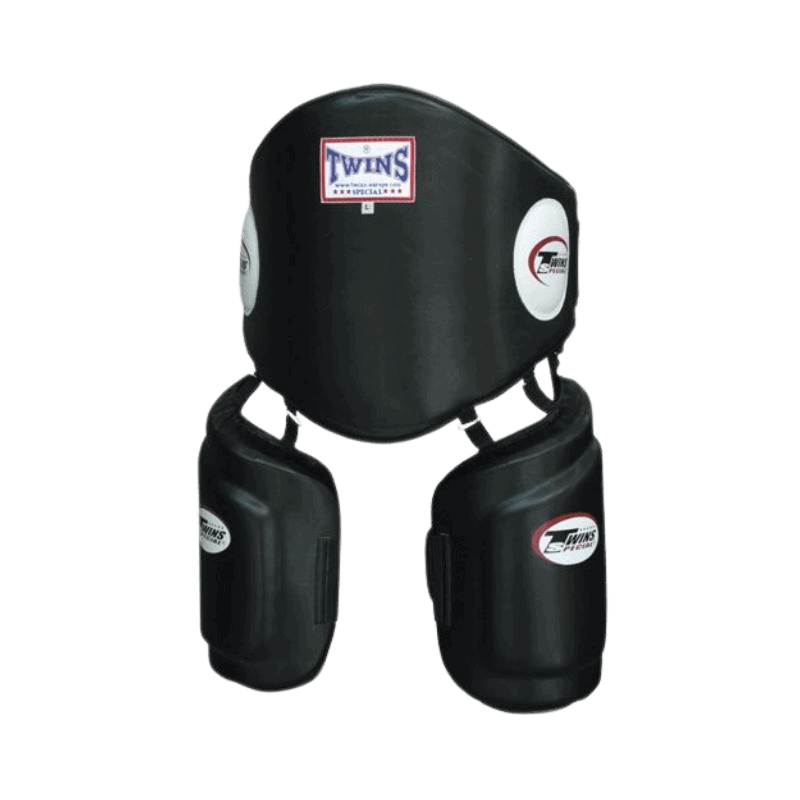 vooraanzicht: Volledig zicht op de beenbeschermers en de buikbeschermer, weergegeven als een set, voor volledige bescherming van zowel de buik als de benen tijdens vechtsporten.