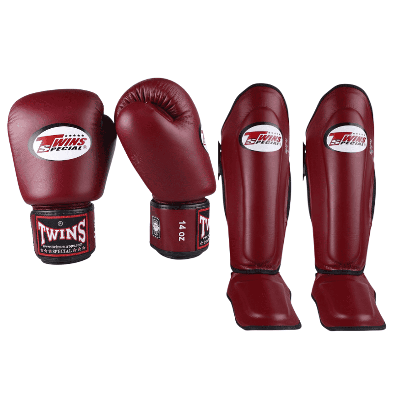 Complete Twins Kickboks Set in bordeaux kleur, bestaande uit bokshandschoenen en bijpassende scheenbeschermers