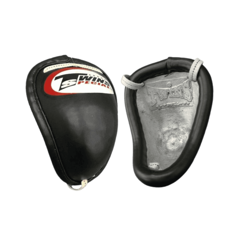 Afbeelding van een Twins Special metalen tok voor heren in zwart, met een stevige buitenkant voor bescherming tijdens vechtsporten. De voorzijde toont het logo van Twins Special, terwijl de binnenkant de comfortabele voering en bevestigingskoord laat zien.