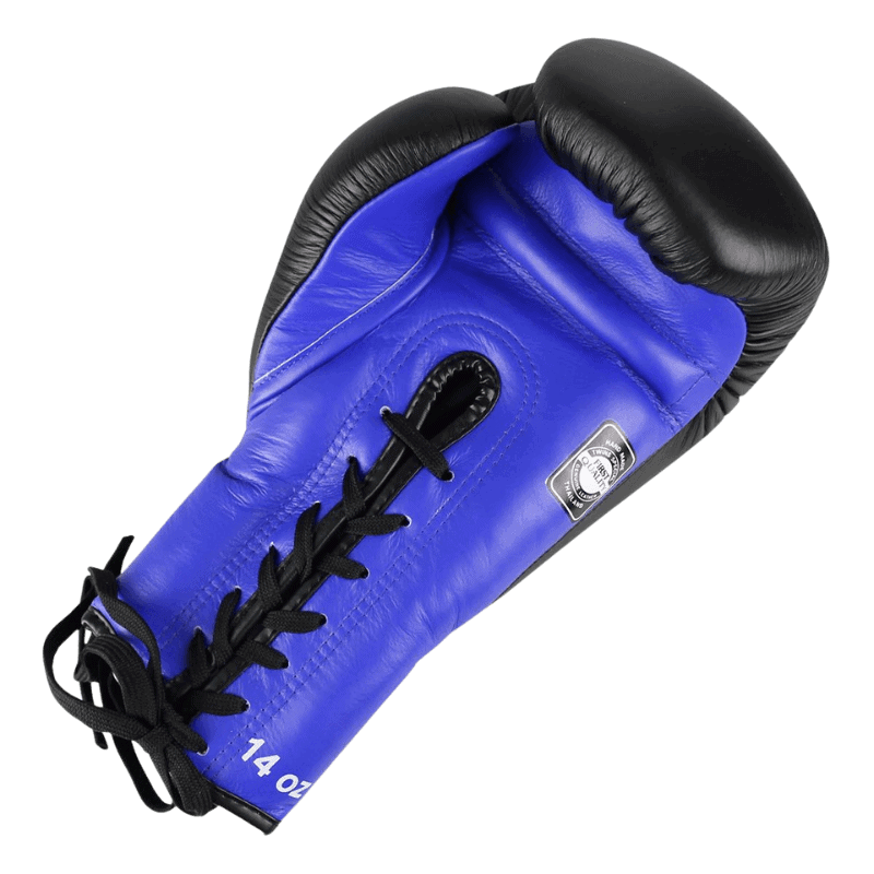 Blauwe Twins bokshandschoen BGLL 1 met zwarte vetersluiting en een zwart met wit logo op de pols, maataanduiding '14 oz' zichtbaar.