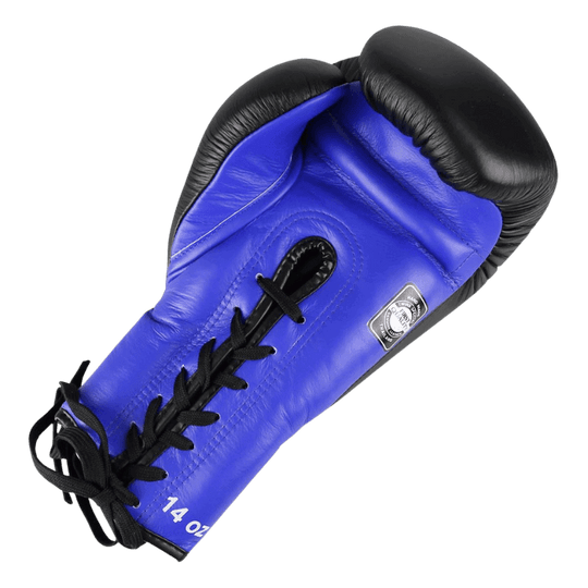 Blauwe Twins bokshandschoen BGLL 1 met zwarte vetersluiting en een zwart met wit logo op de pols, maataanduiding '14 oz' zichtbaar.