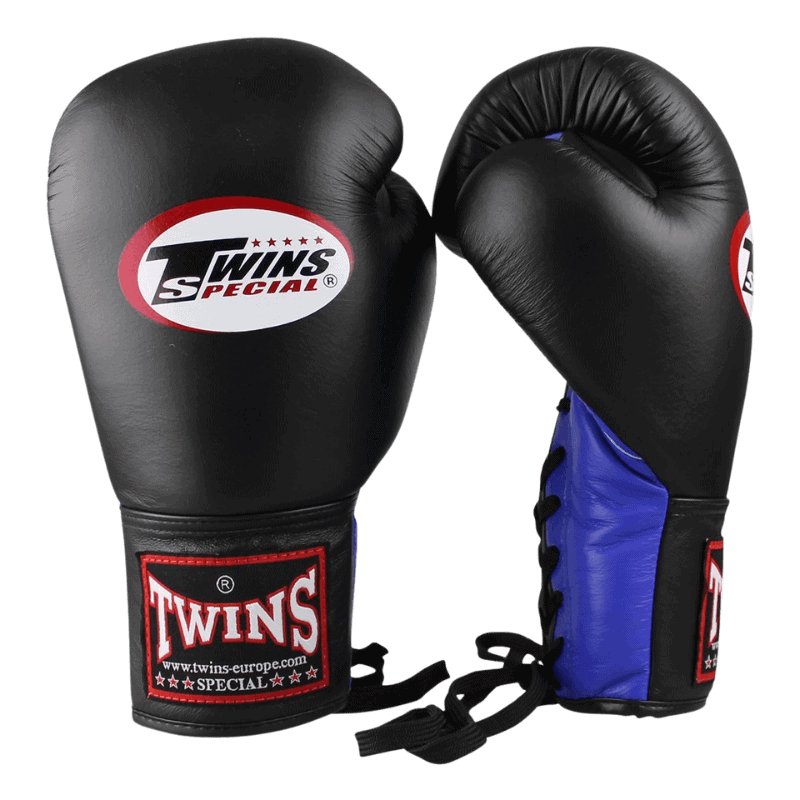 Paar Twins bokshandschoenen BGLL 1 in het blauw met zwarte padding aan de binnenkant en logo op de klittenbandsluiting, liggend op een zwarte achtergrond.