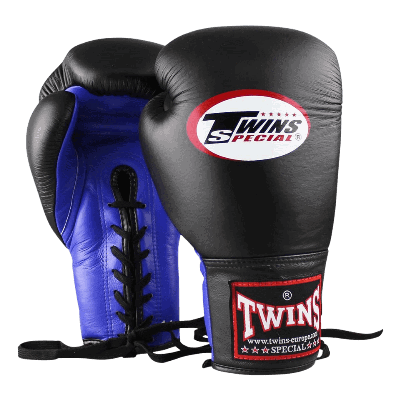 Paar Twins bokshandschoenen BGLL 1, vooraanzicht met blauwe vetersluiting op een zwarte achtergrond en rode klittenbandsluiting aan de onderkant.