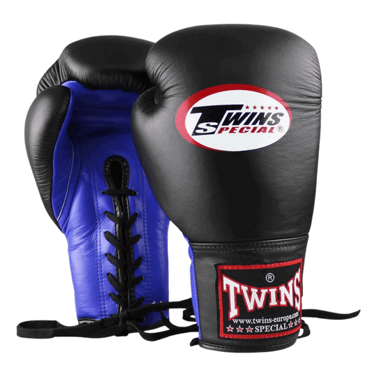 Paar Twins bokshandschoenen BGLL 1, vooraanzicht met blauwe vetersluiting op een zwarte achtergrond en rode klittenbandsluiting aan de onderkant.