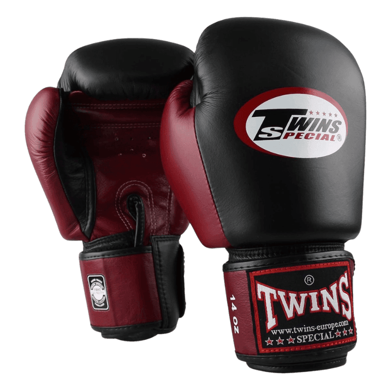 Paar Twins bokshandschoenen BGVL 3 in zwart/bordeaux, zijaanzicht met zichtbare logo’s op de polsbanden.