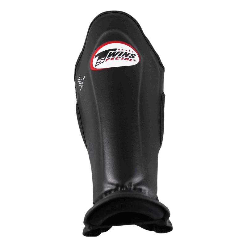 Vooraanzicht van een Twins SGL 7 scheenbeschermer in het zwart met het rood-witte logo bovenaan.