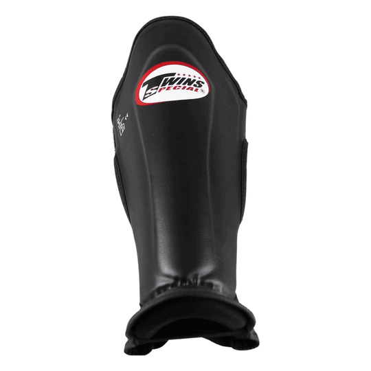 Vooraanzicht van een Twins SGL 7 scheenbeschermer in het zwart met het rood-witte logo bovenaan.