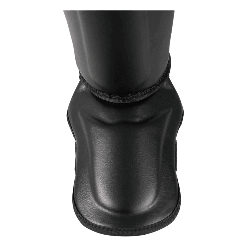 Een bovenaanzicht van een zwarte bokshelm met een beschermend kinstuk en klittenbandsluiting aan de achterkant, op een zwarte achtergrond.