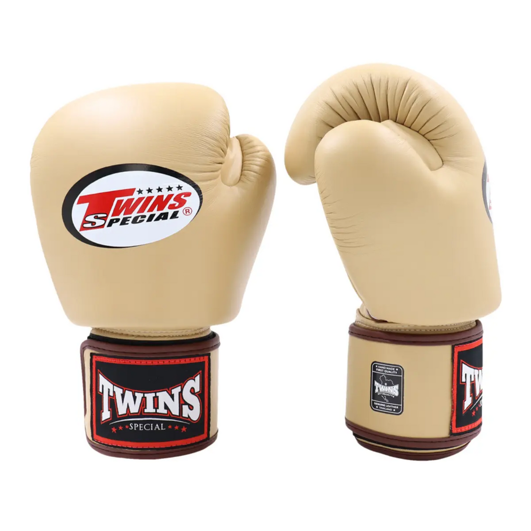 Set beige bokshandschoenen van Twins Special met opvallende rode en zwarte logo’s, perfect voor sparren, training en zakwerk.