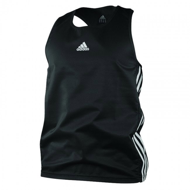 Zwart boks singlet met ademend mesh-materiaal voor optimale ventilatie tijdens trainingen. Voorzien van het Adidas-logo op de borst en de iconische drie witte strepen aan beide zijkanten. Lichtgewicht en comfortabel, speciaal ontworpen voor amateurboksers.