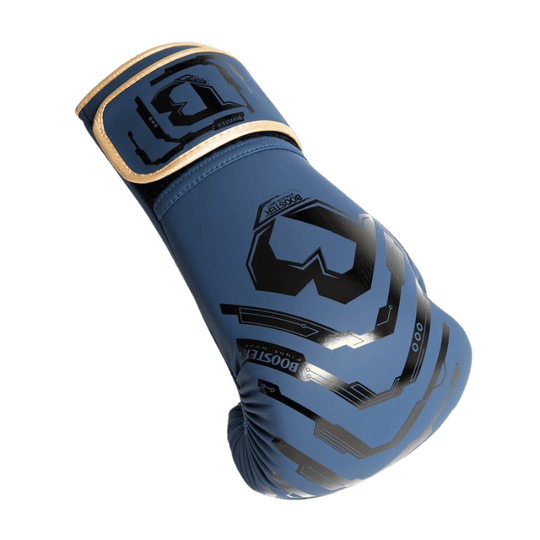 Afbeelding van de bovenkant van een blauwe Booster Youth Elite V2 bokshandschoen. De handschoen heeft zwarte grafische patronen en een goudkleurige afwerking langs de polsband, die zorgt voor een stijlvolle en stevige sluiting.