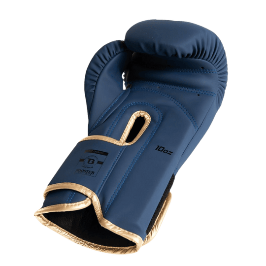 Een blauwe bokshandschoen met gouden accenten, getoond van de achterzijde met een open handpalm en klittenbandsluiting.
