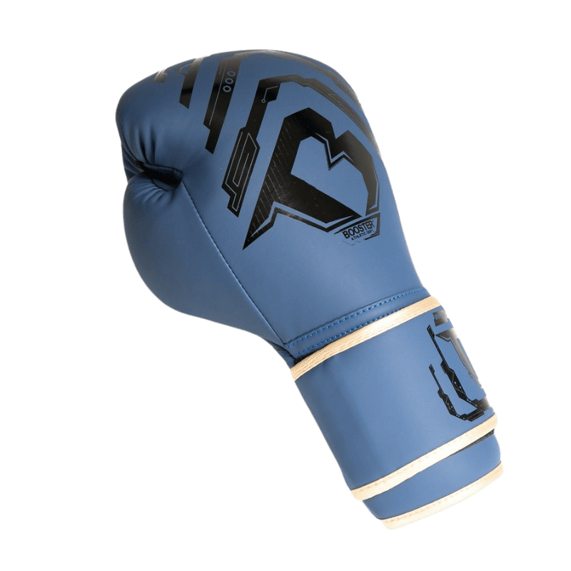 Afbeelding van een blauwe Booster Youth Elite V2 bokshandschoen. De handschoen heeft een strak en modern design met zwarte grafische elementen en is voorzien van een stevige polsband voor extra ondersteuning tijdens het boksen.