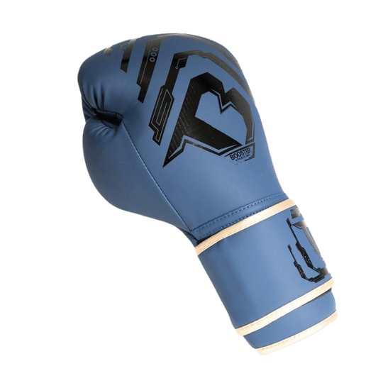 Afbeelding van een blauwe Booster Youth Elite V2 bokshandschoen. De handschoen heeft een strak en modern design met zwarte grafische elementen en is voorzien van een stevige polsband voor extra ondersteuning tijdens het boksen.