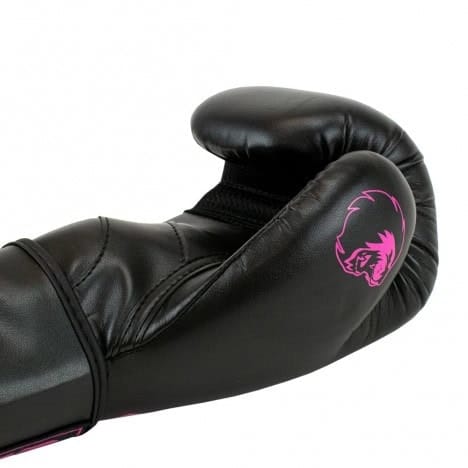 Zwarte bokshandschoen met roze geborduurd leeuwlogo op de duimzijde.
