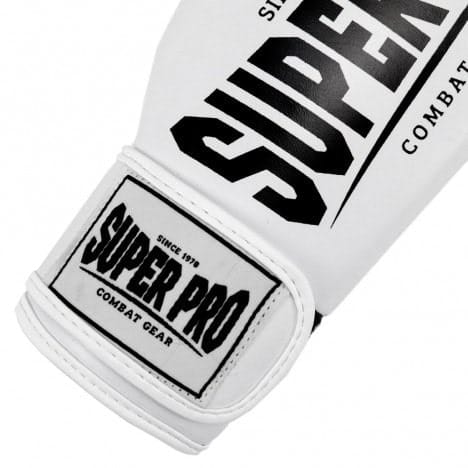 Close-up van de klittenbandsluiting met Super Pro-logo in zwart-wit