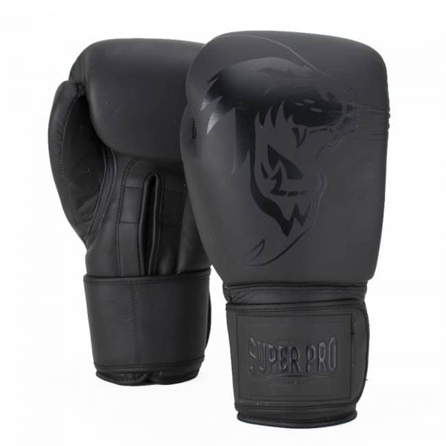 Grijze Super Pro Legend bokshandschoenen met zwarte leeuwenkop print en stevige klittenbandsluiting voor optimale bescherming en pasvorm tijdens training.